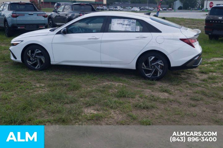Used 2025 White Hyundai SEL Sport image 9