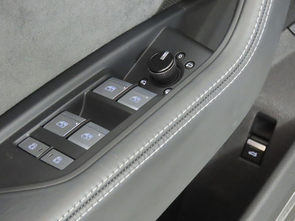 Thumbnail: 2022 Audi e-tron - 30