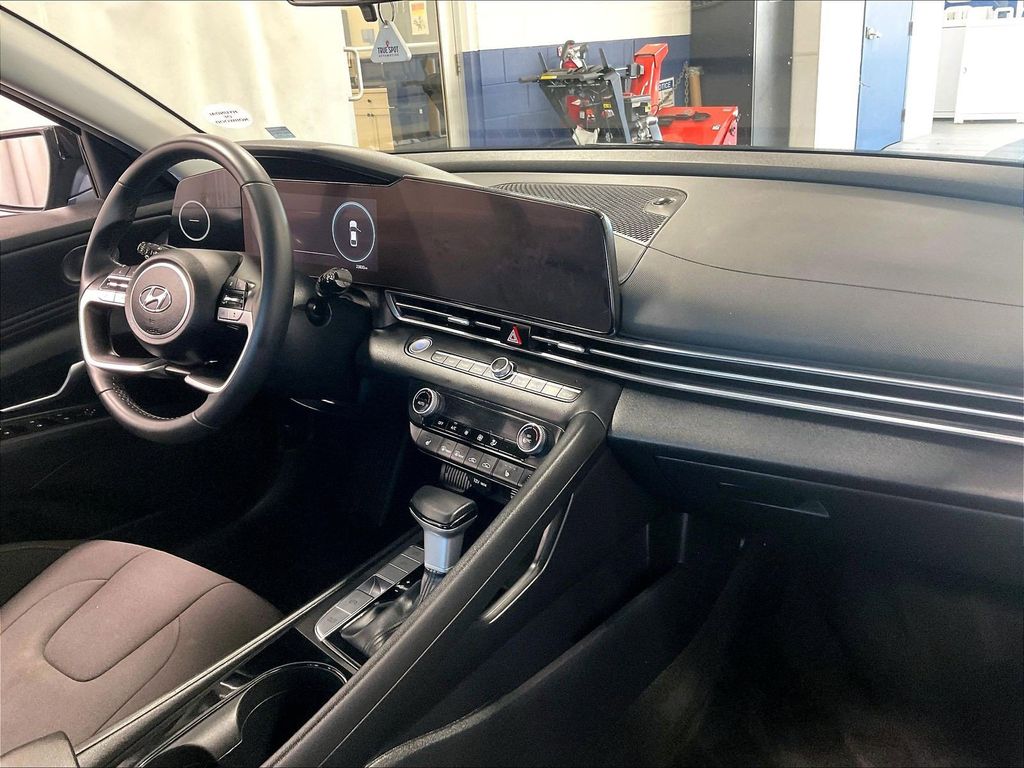 2023 Hyundai Elantra — photo 14