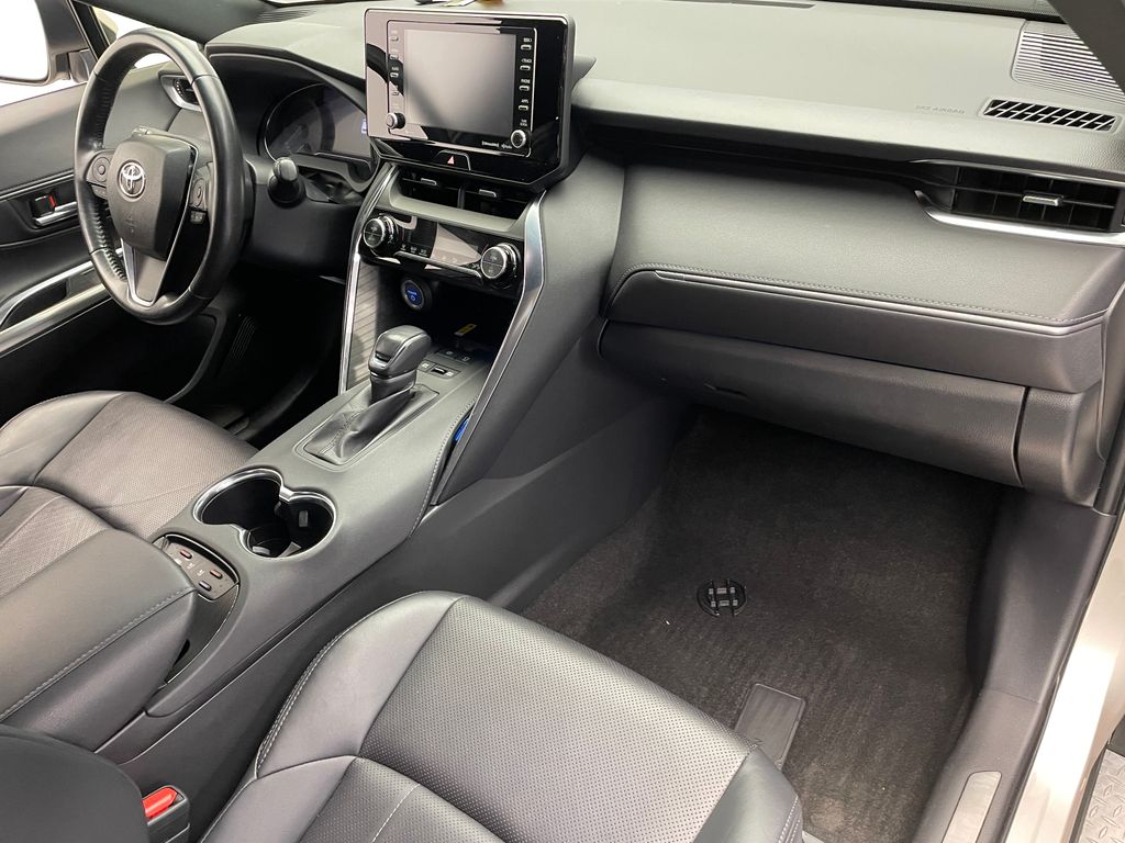 2021 Toyota Venza XLE 16