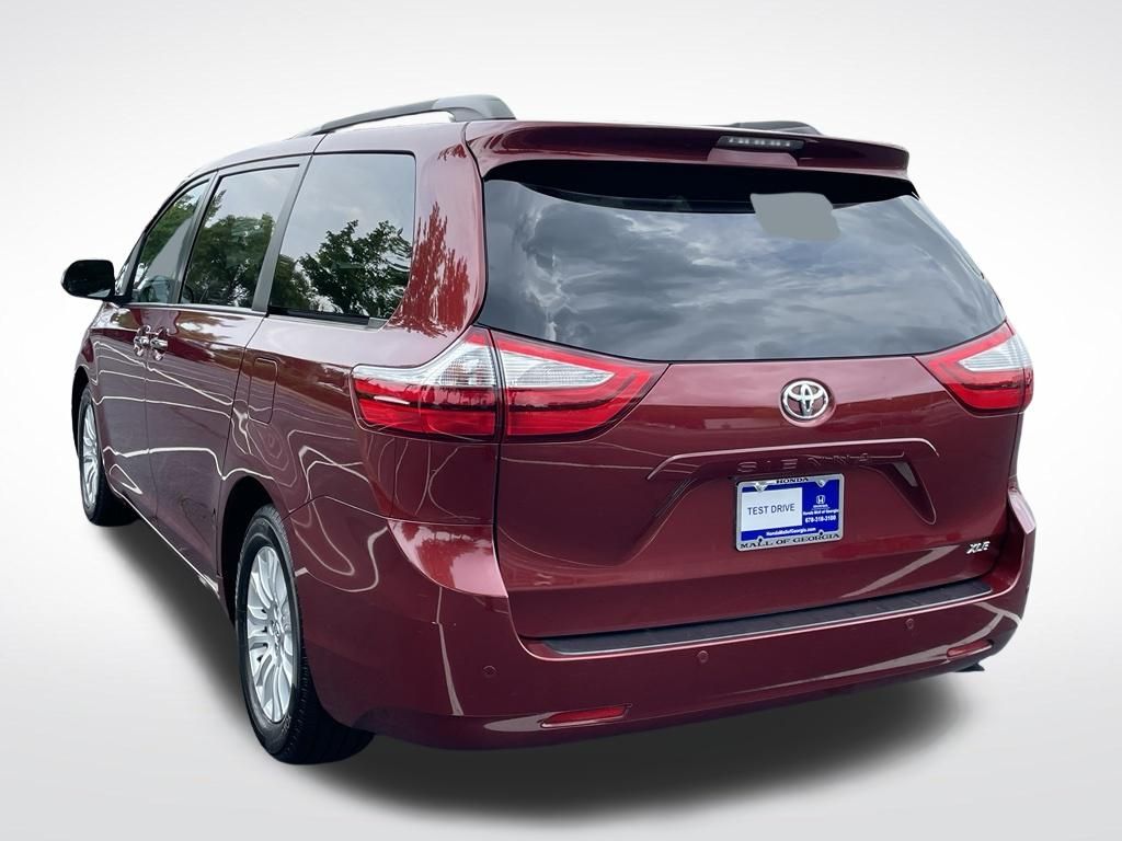 Thumbnail: 2017 Toyota Sienna - 4