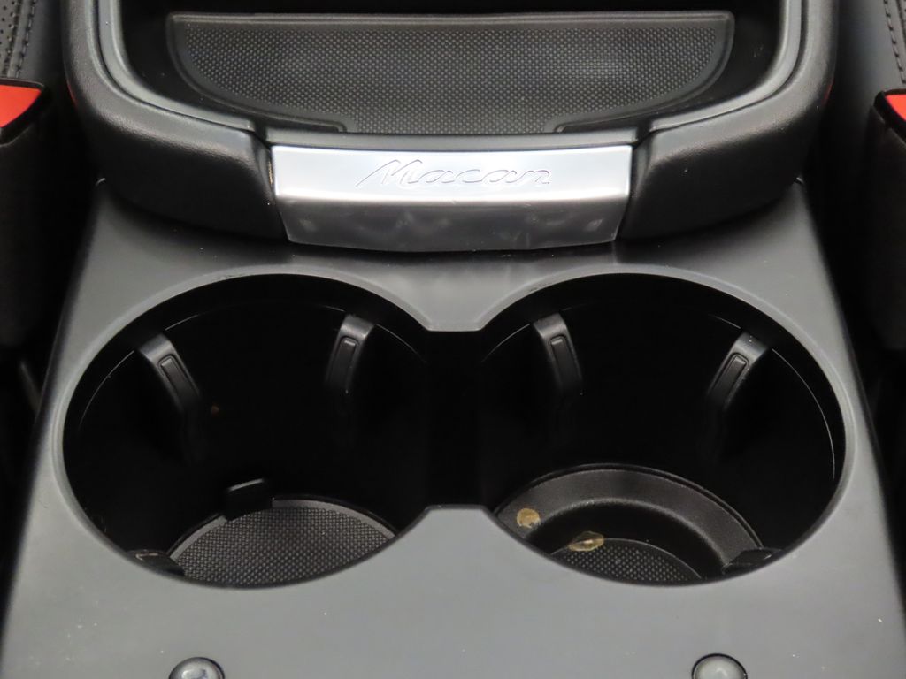 Thumbnail: 2022 Porsche Macan - 31