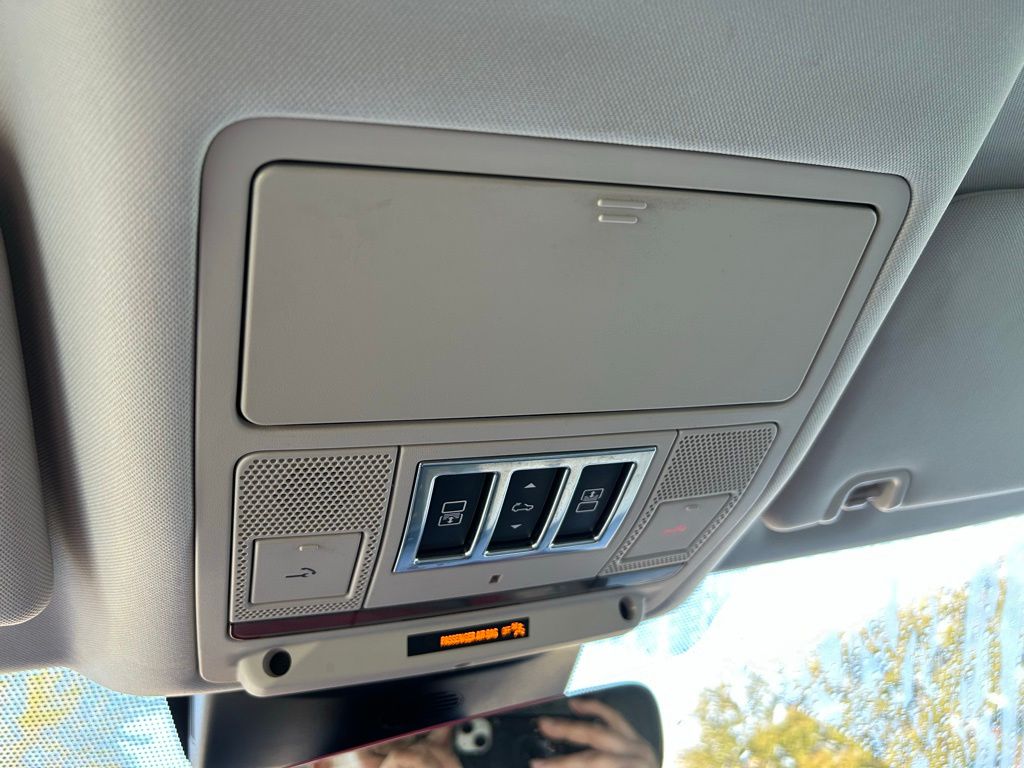 Thumbnail: 2018 Land Rover Discovery - 30