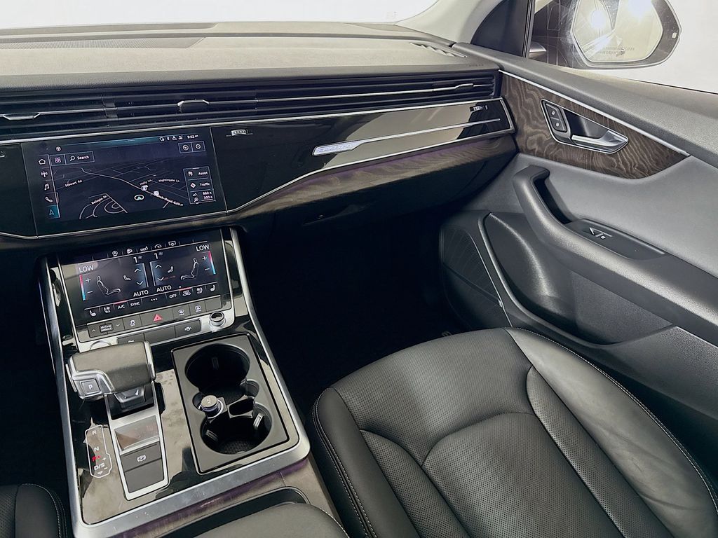 Thumbnail: 2020 Audi Q8 - 25