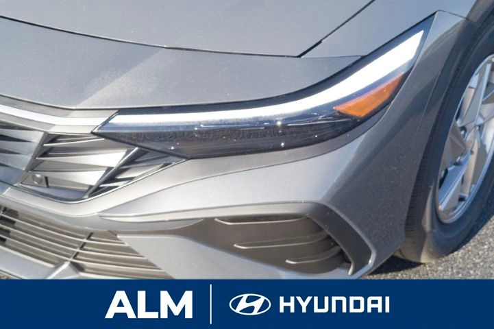 2025 Hyundai Elantra SE photo 10