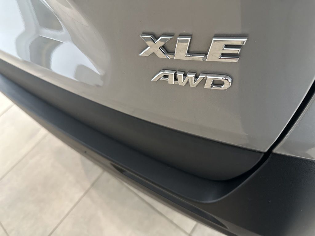 2021 Toyota RAV4 XLE 24