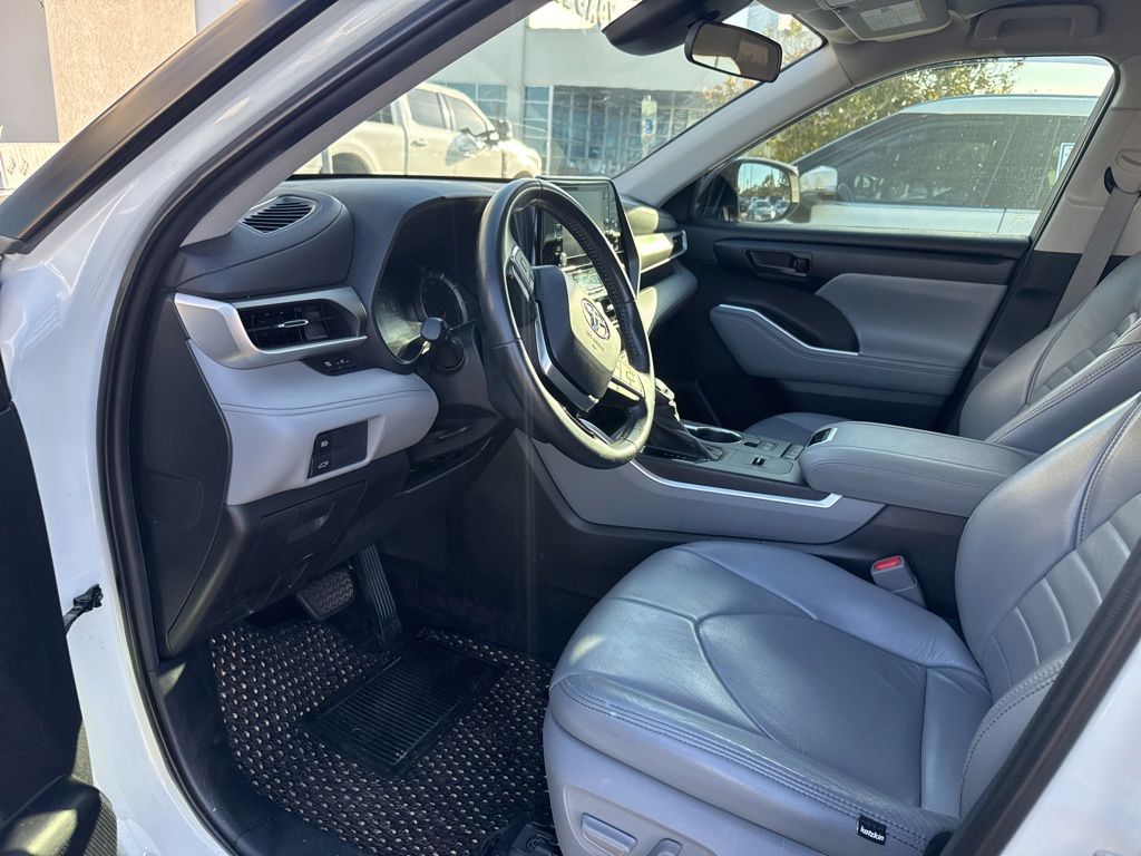 2021 Toyota Highlander LE White at Autostrade