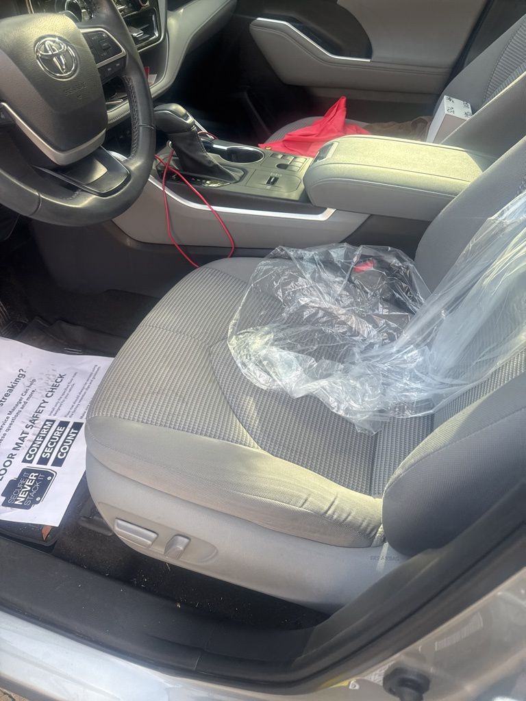 2023 Toyota Highlander LE photo 4