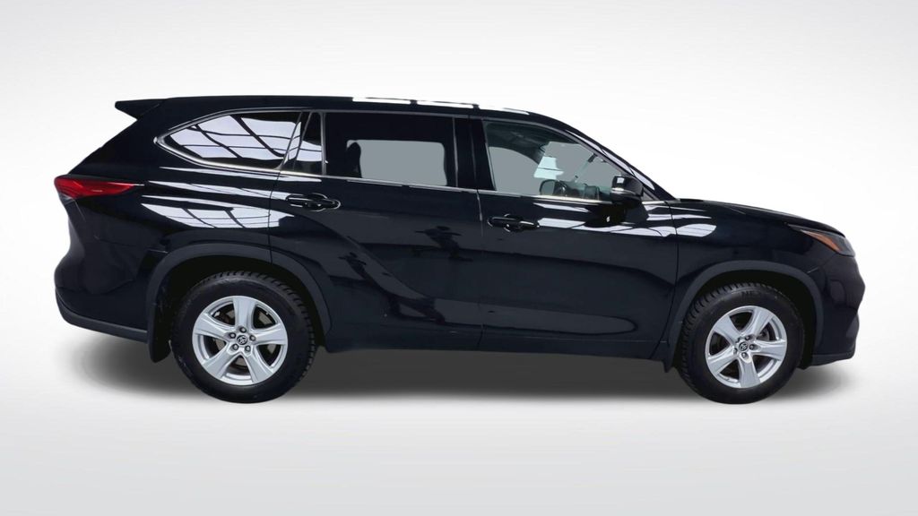 2022 Toyota Highlander LE - Photo 9