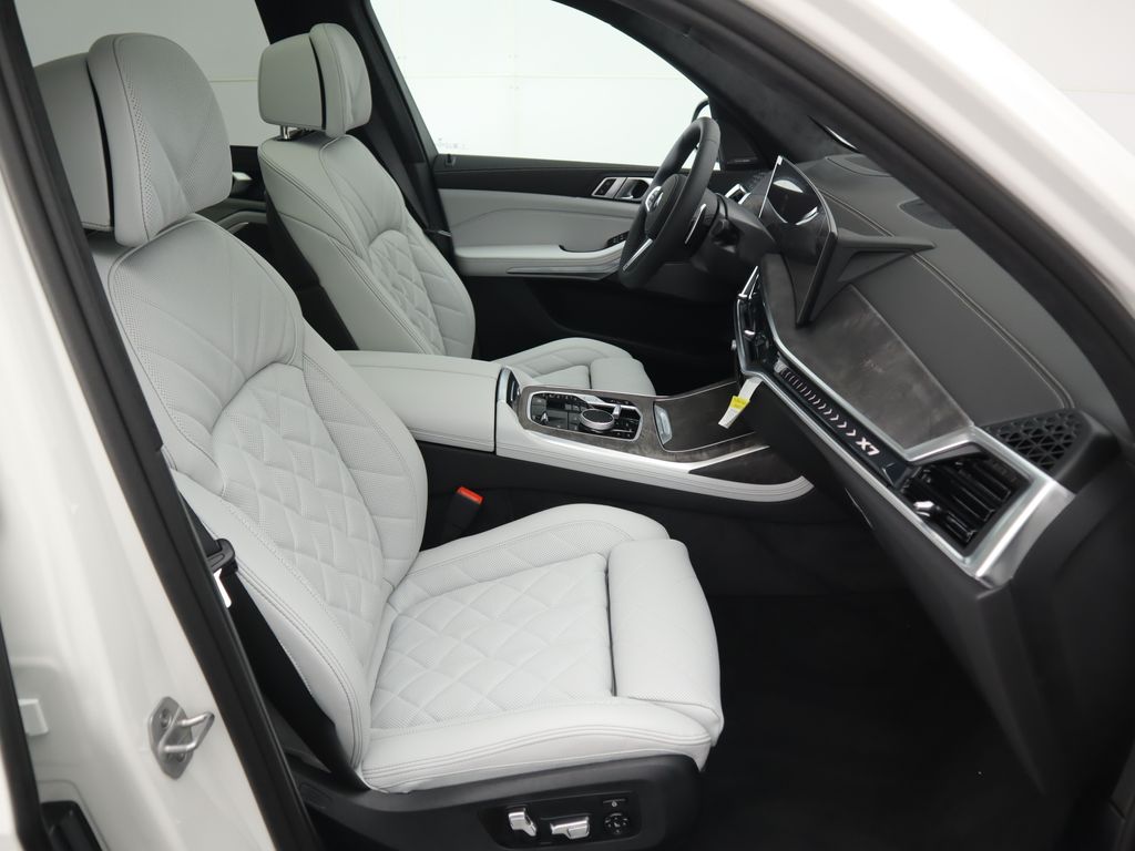 Thumbnail: 2026 BMW X7 - 20