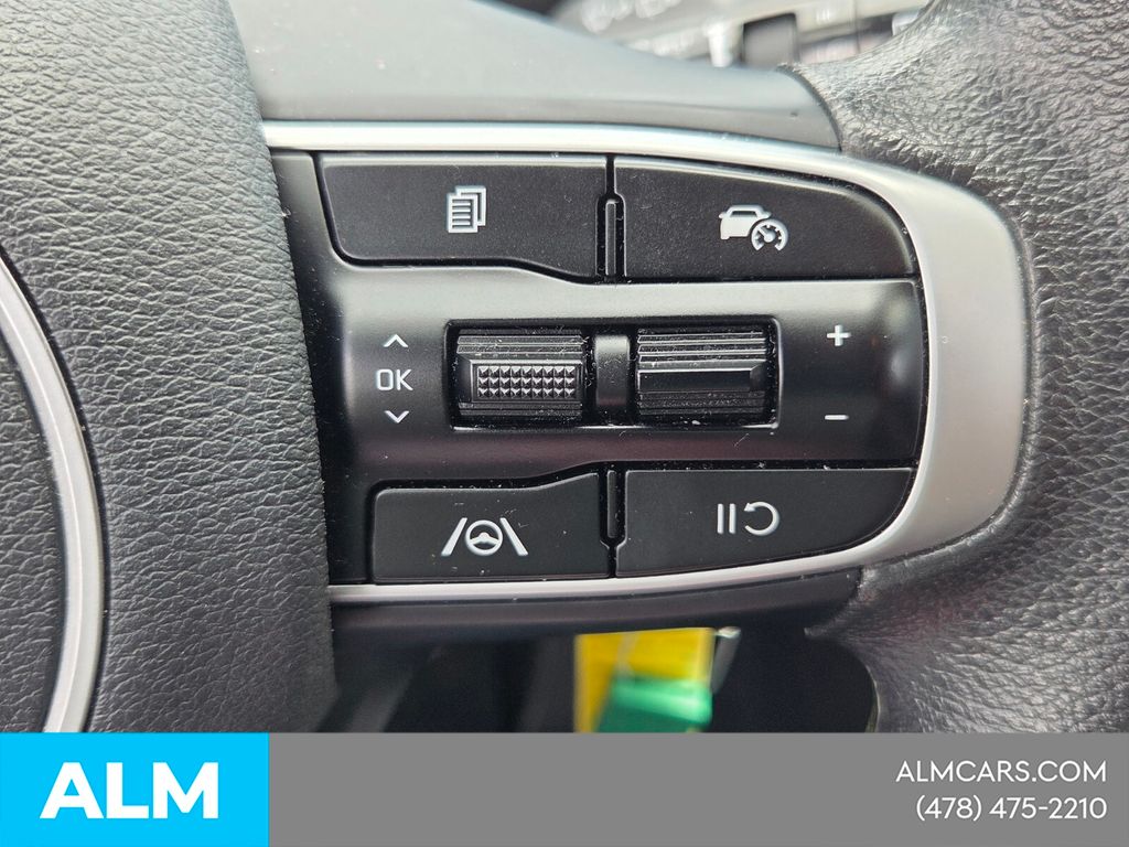 Used 2025 White Kia LX image 22