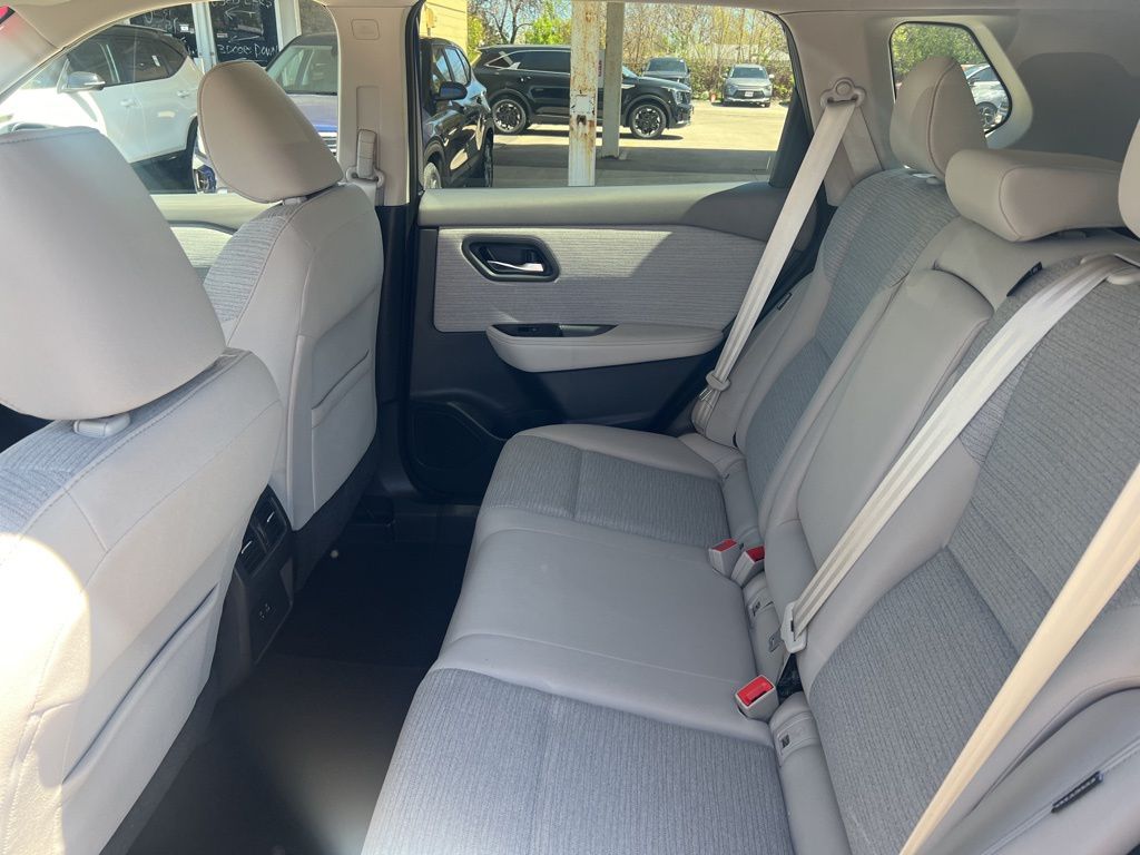 2021 Nissan Rogue SV photo
