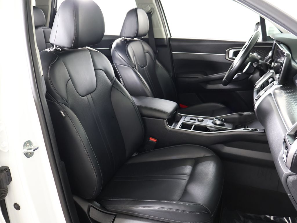 Used 2022 White Kia EX image 34