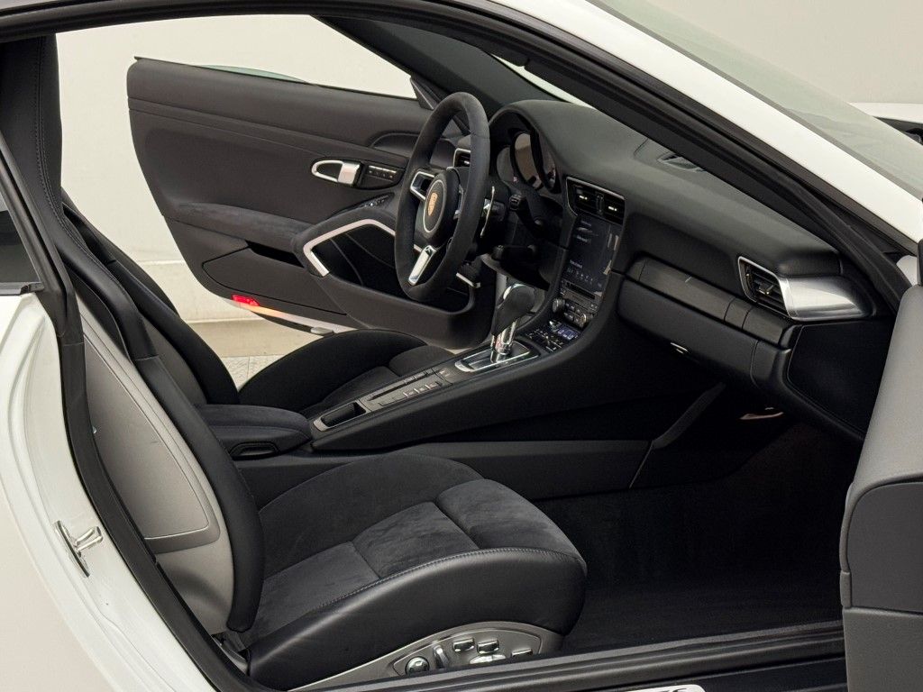 Thumbnail: 2019 Porsche 911 - 17