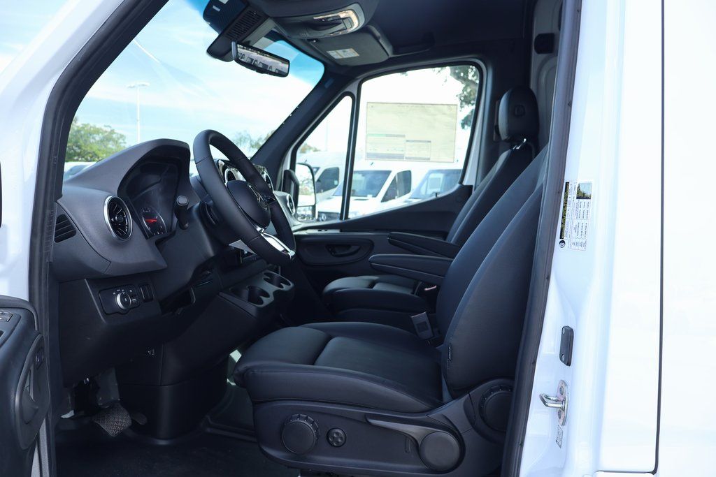 Thumbnail: 2025 Mercedes-Benz Sprinter - 6