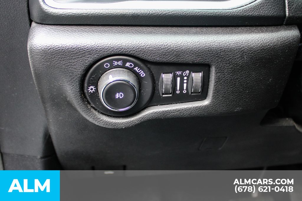 Used 2019 White Chrysler Touring Plus image 31