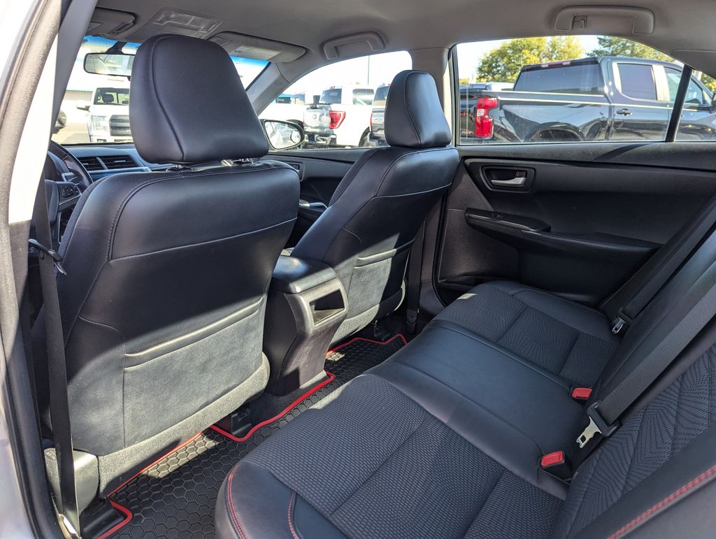 2016 Toyota Camry SE 32