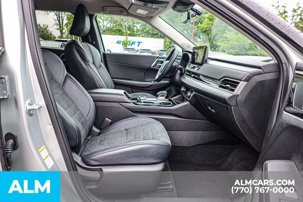 Used 2025 Silver Mitsubishi SE image 22