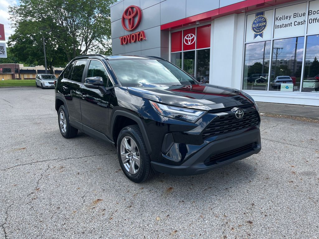 2022 Toyota RAV4 XLE photo