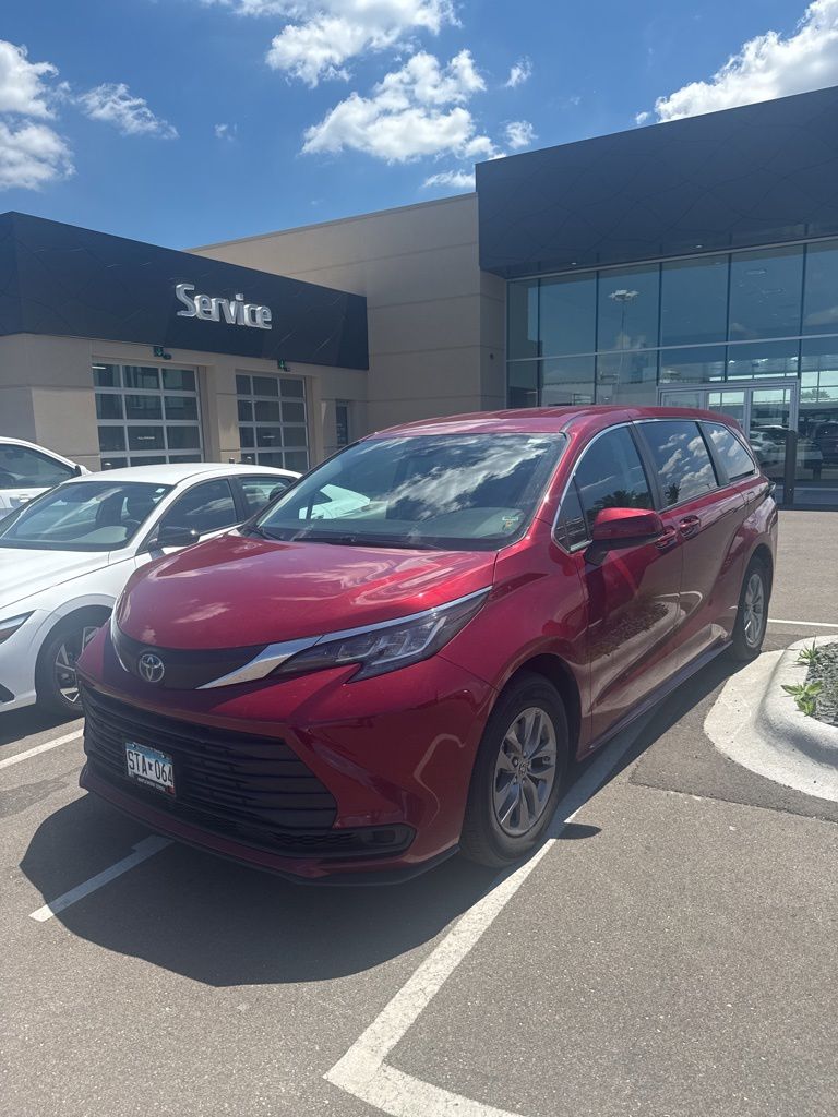 Pearl 2023 Toyota Sienna LE 8-Passenger FWD Minivan Front-Wheel Drive Continuously Variable Transmission