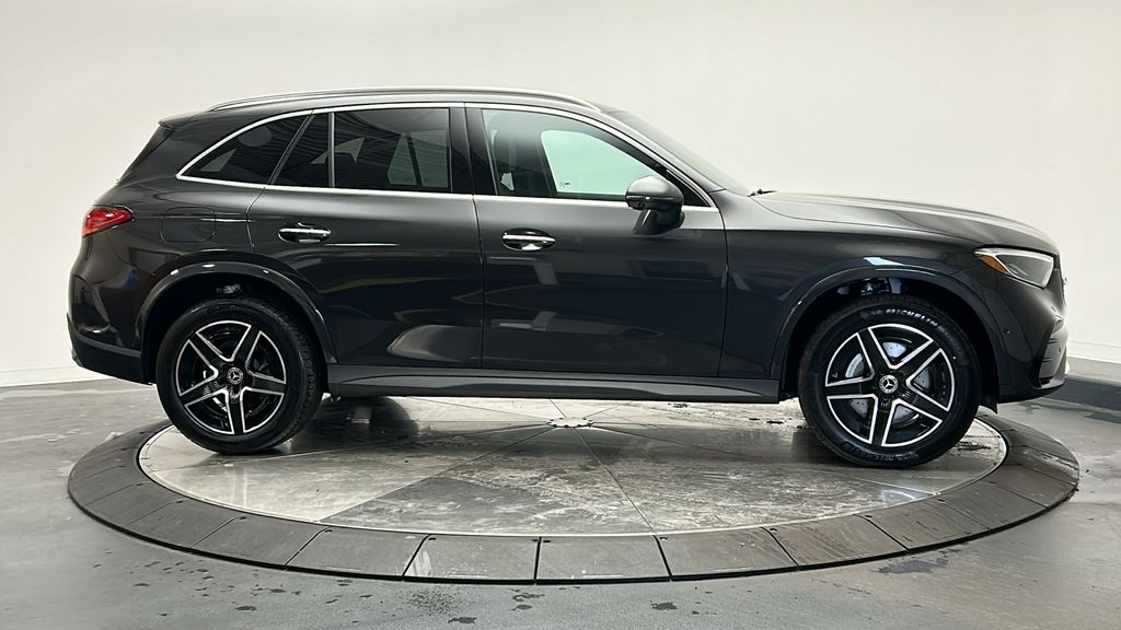 2025 Mercedes-Benz GLC 300 8