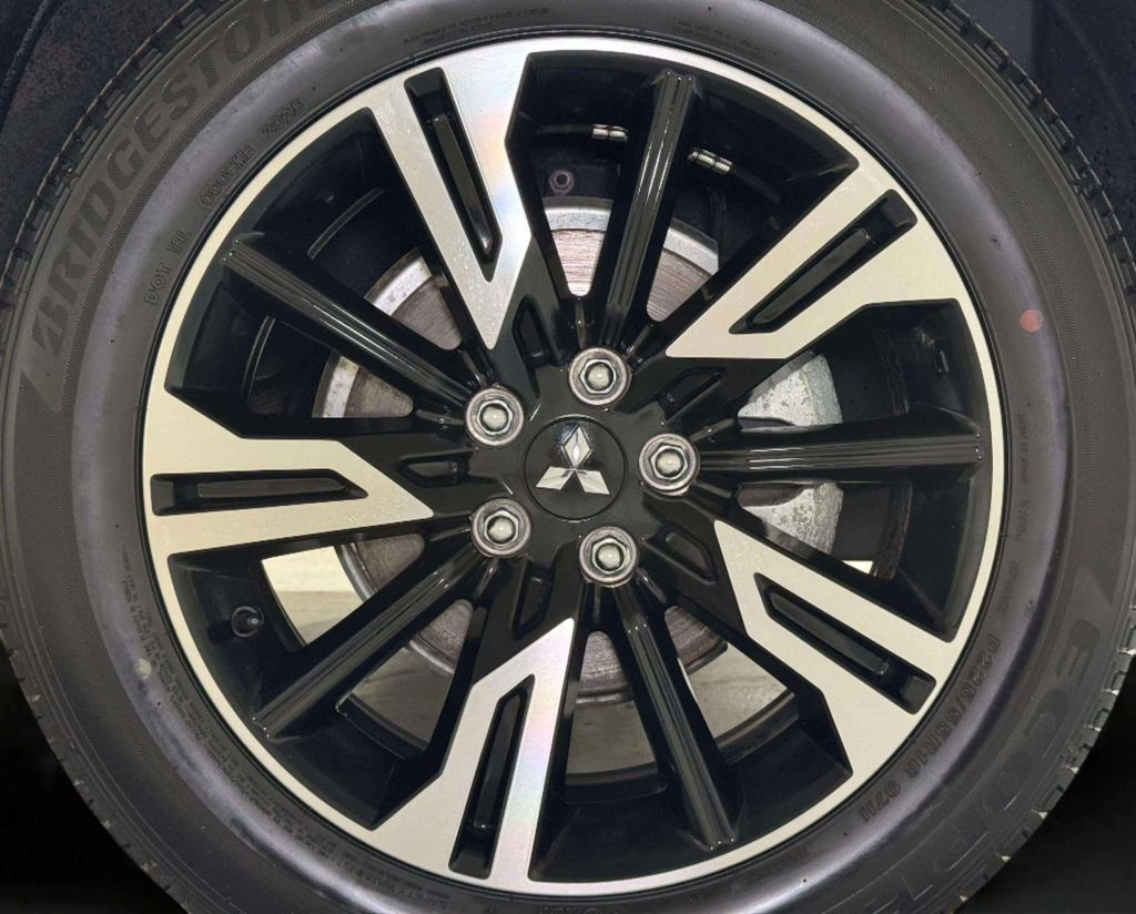 Used 2025 Labrador Black Pearl Mitsubishi SE image 28