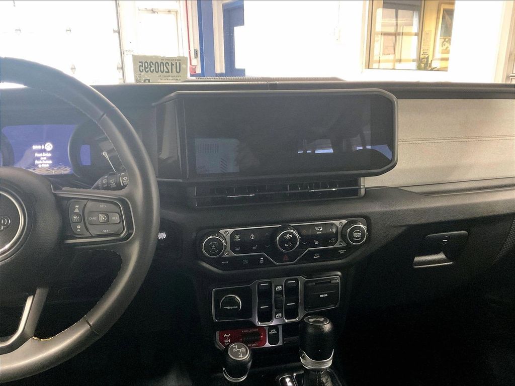 2024 Jeep Wrangler — photo 18