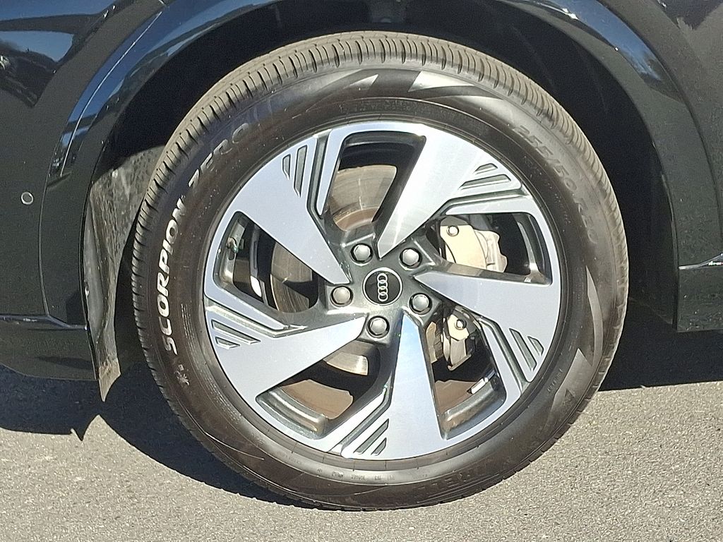 Thumbnail: 2025 Audi Q6 e-tron - 8