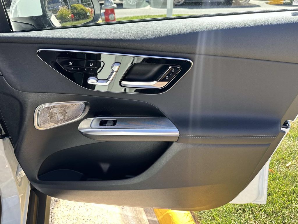 Thumbnail: 2025 Mercedes-Benz GLC - 18