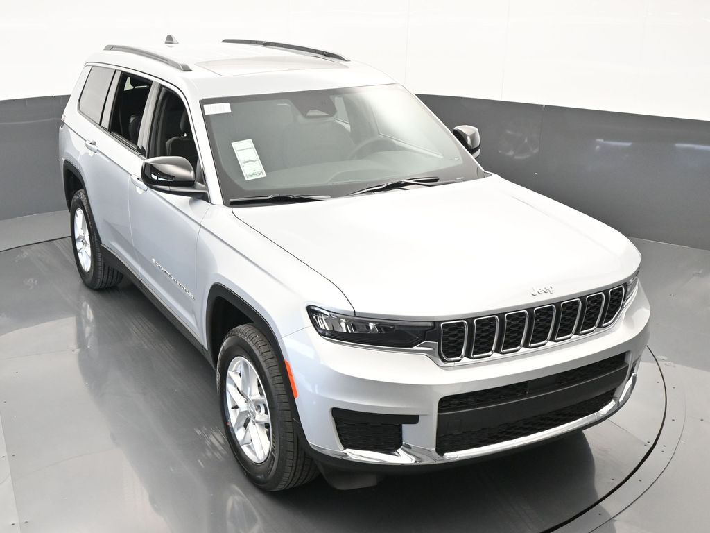 Used 2024 Silver Zynith Jeep Laredo image 45