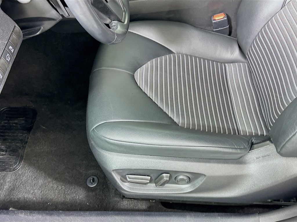 2023 Toyota Camry SE 19