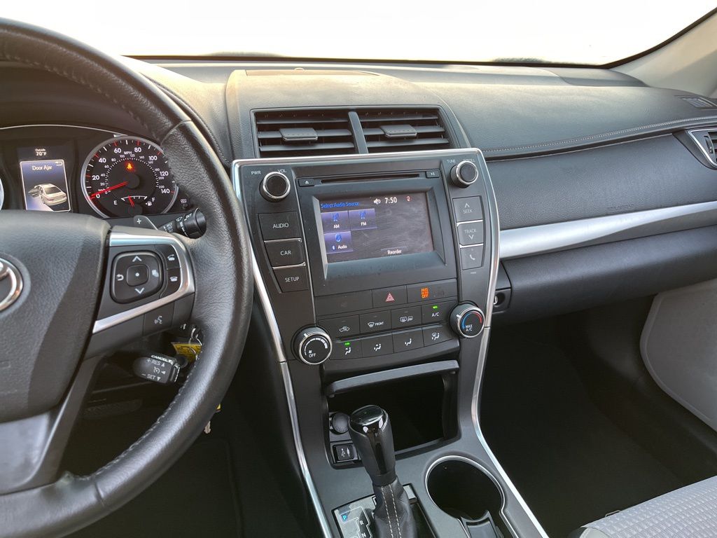 2015 Toyota Camry SE 18