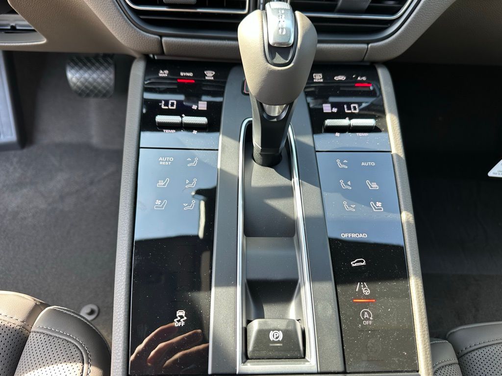 Thumbnail: 2025 Porsche Macan - 23