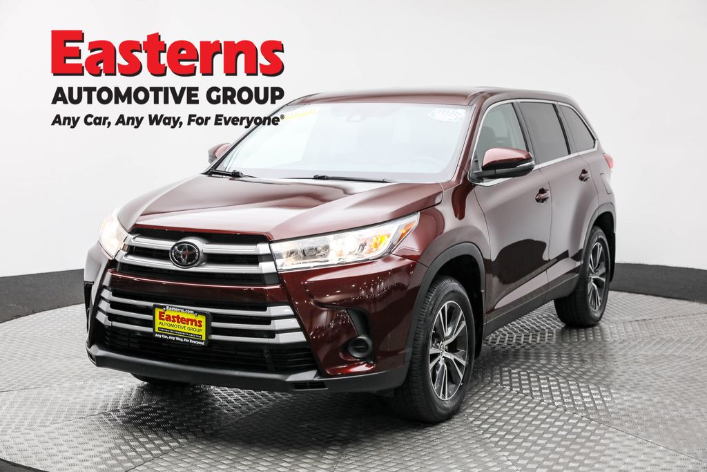 2019 Toyota Highlander LE's photo