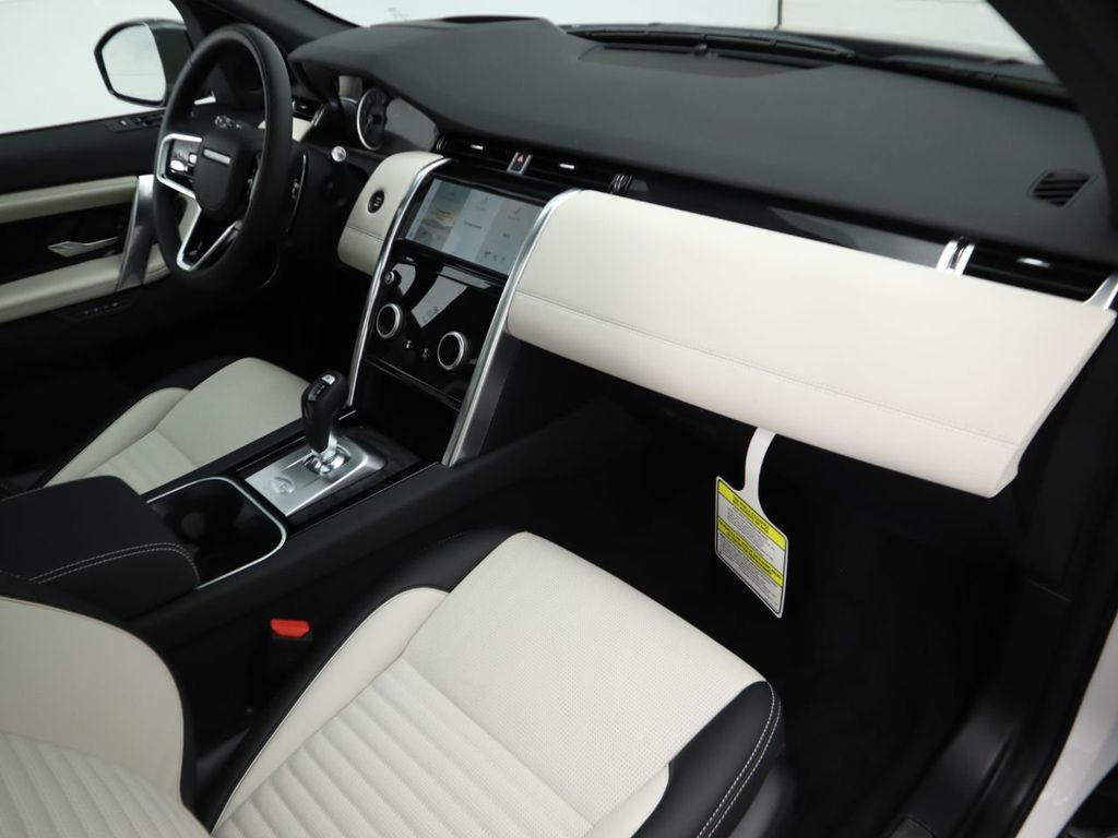 Thumbnail: 2023 Land Rover Discovery Sport - 18