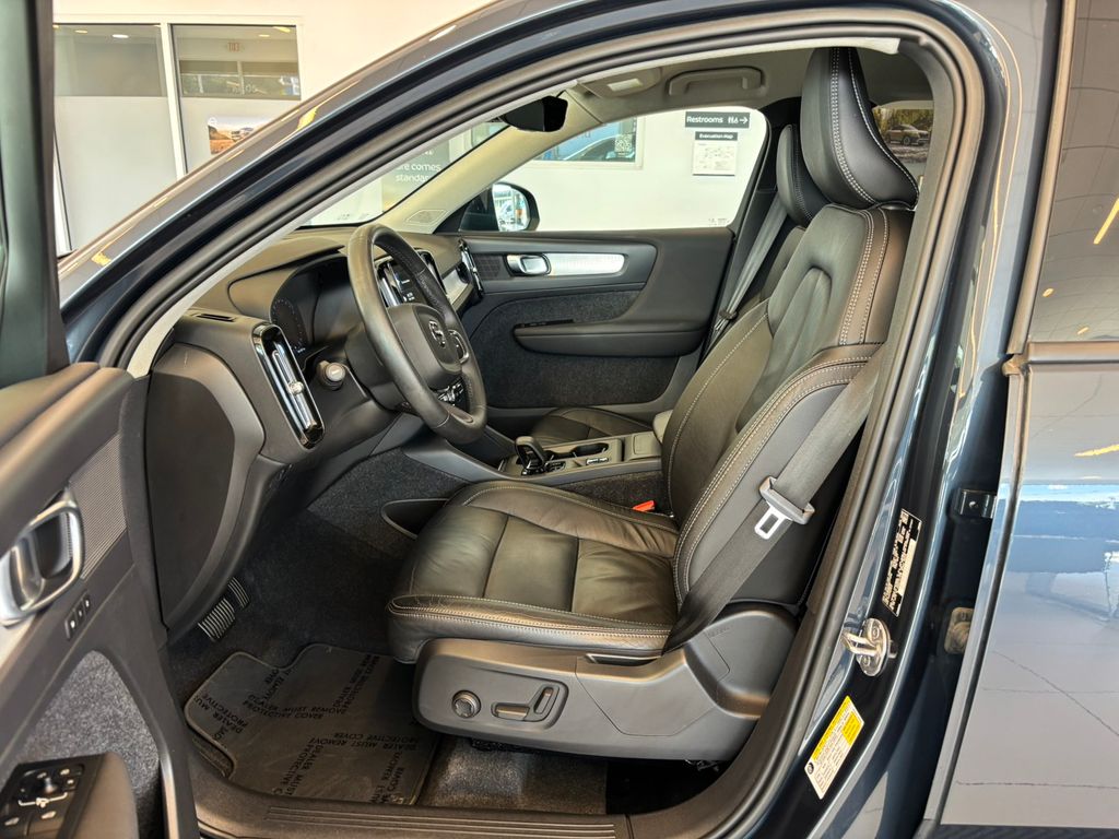 2022 Volvo XC40 Momentum