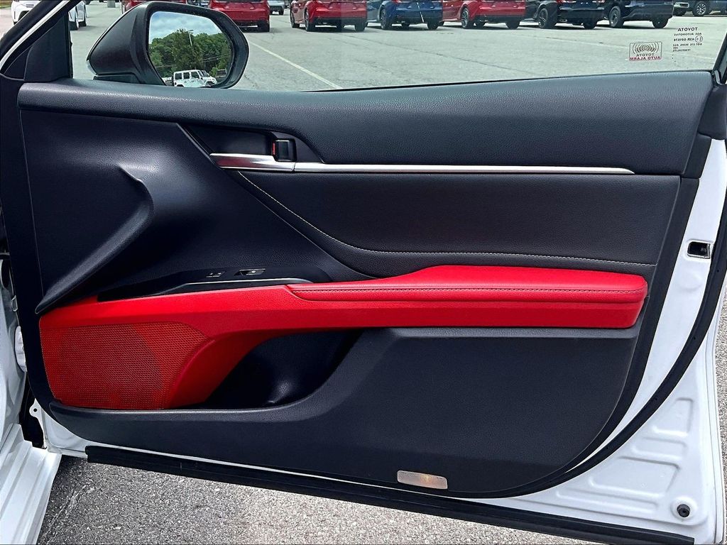 2018 Toyota Camry — photo 12