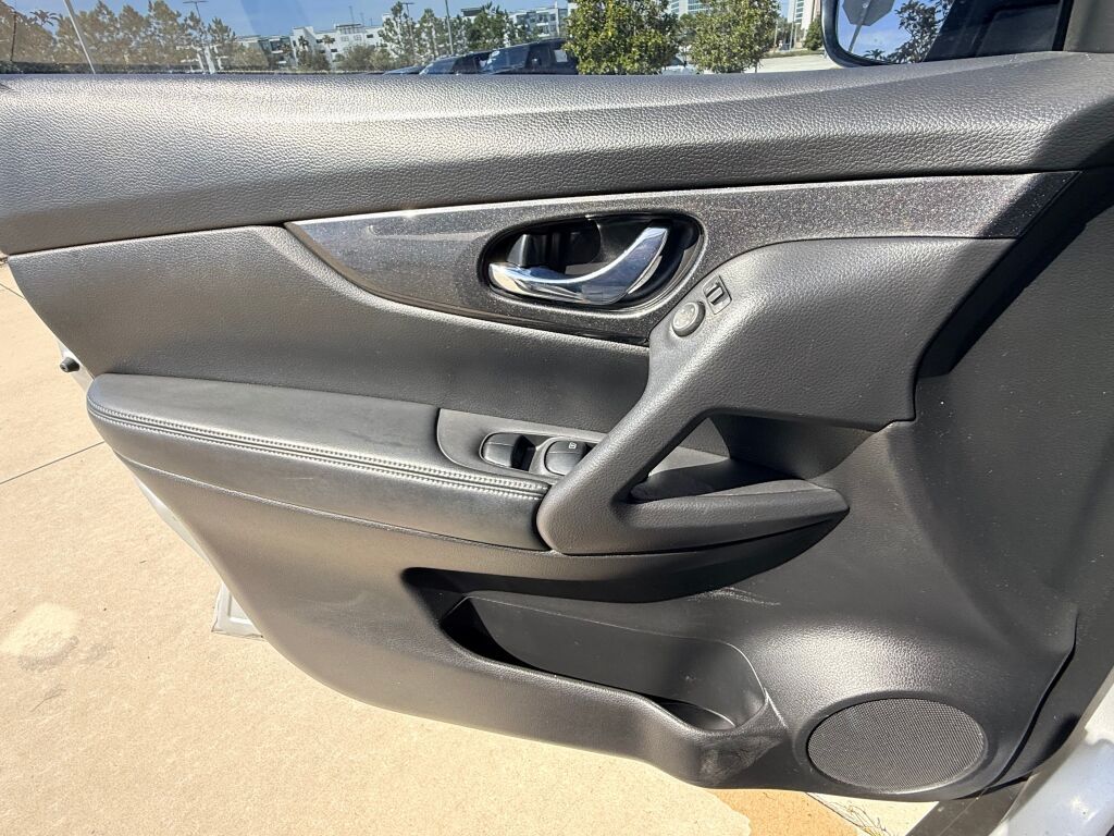 Thumbnail: 2017 Nissan Rogue - 21