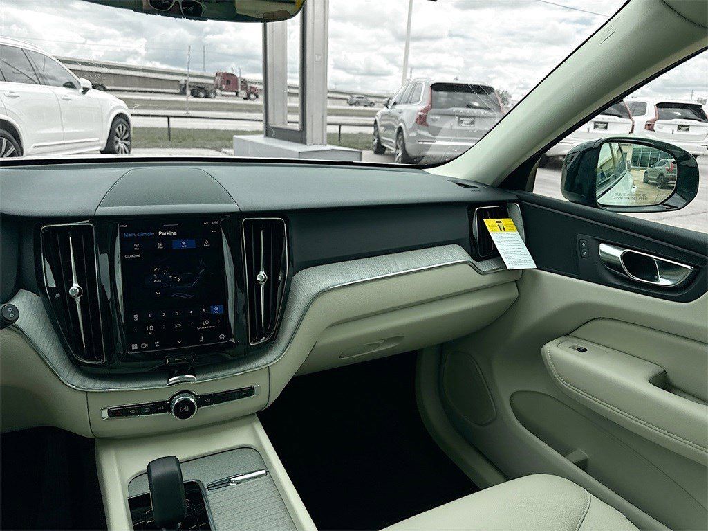 New 2025 Crystal White Volvo T8 Plus image 25