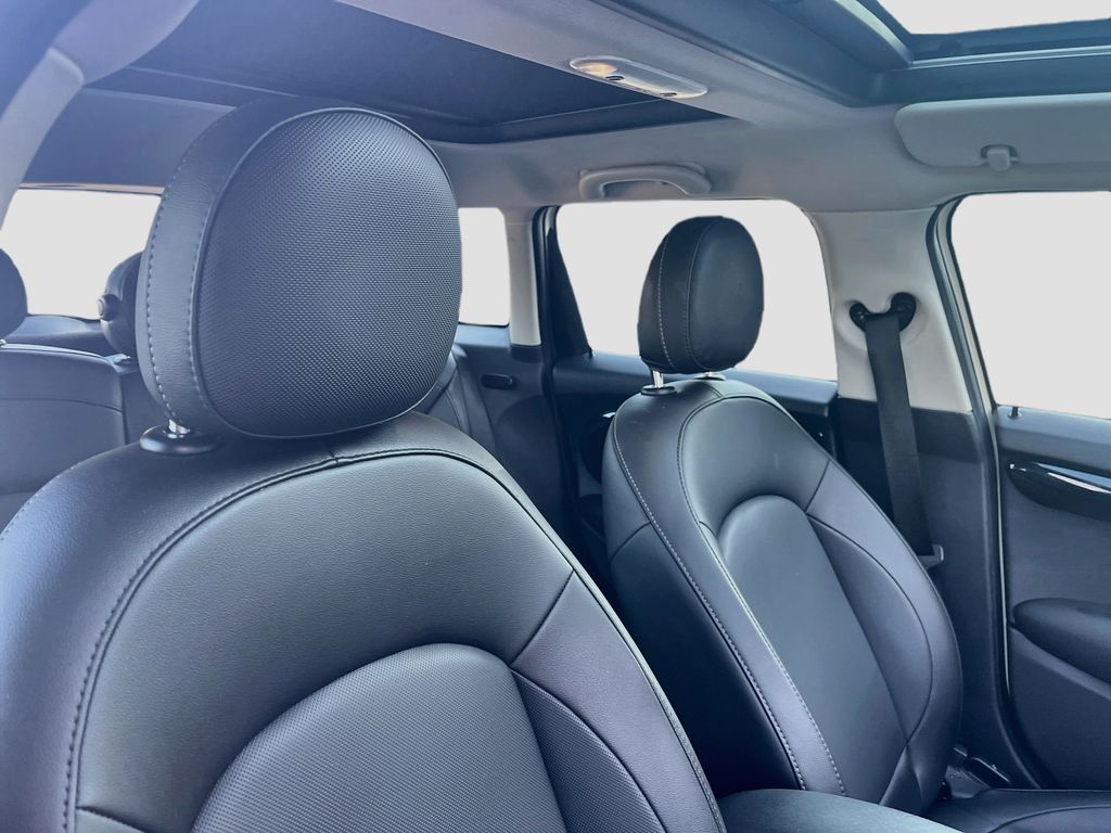 Used 2019 White MINI Classic image 27