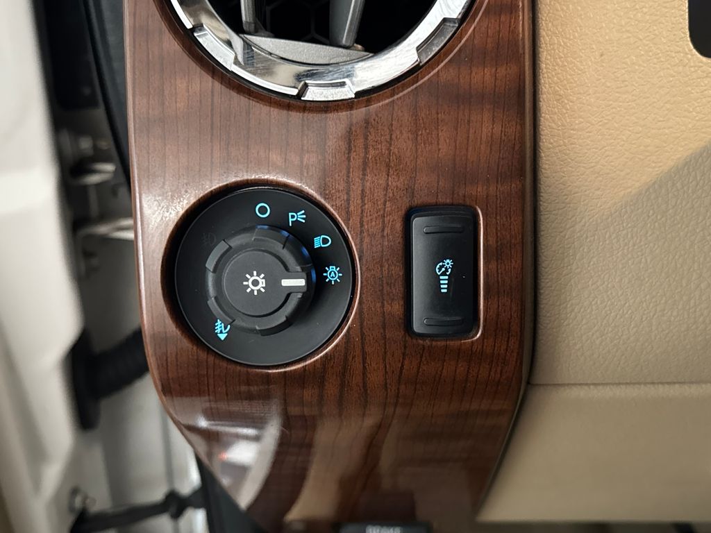Used 2015  Ford Lariat image 21