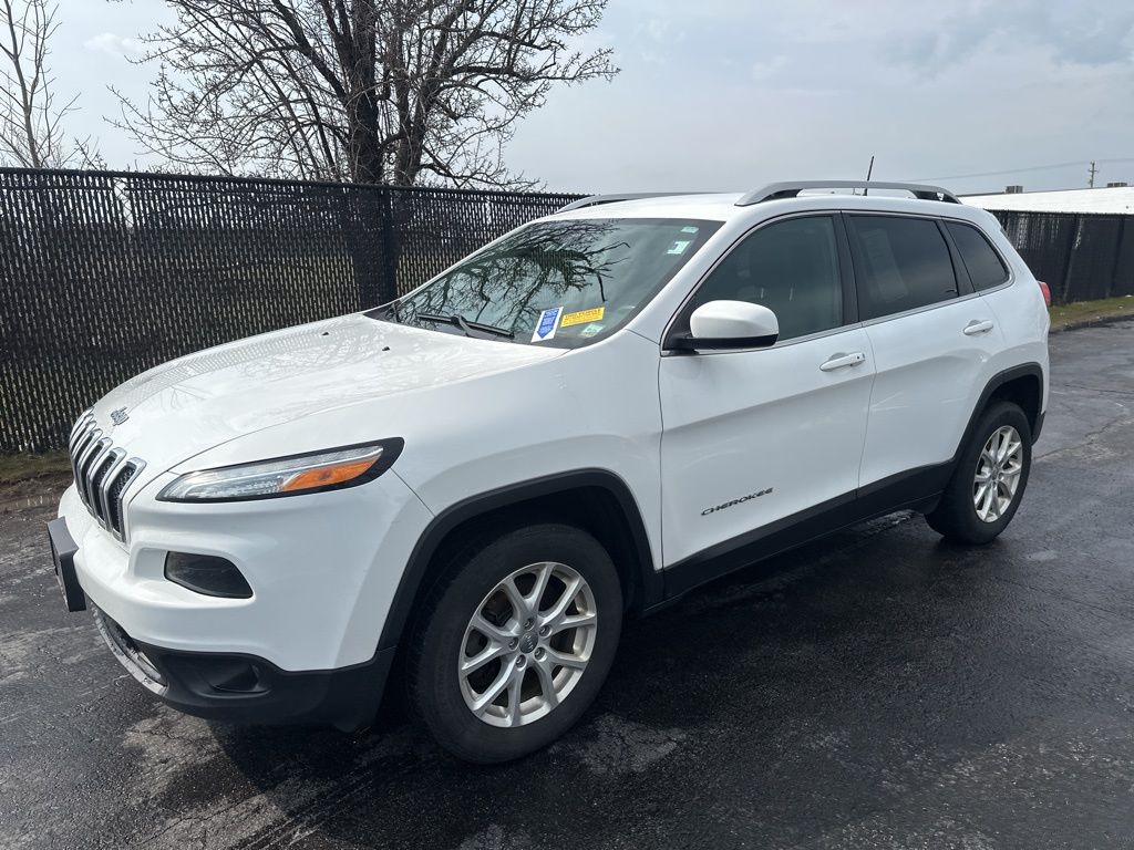 Used 2018 White Jeep Latitude Plus image 4