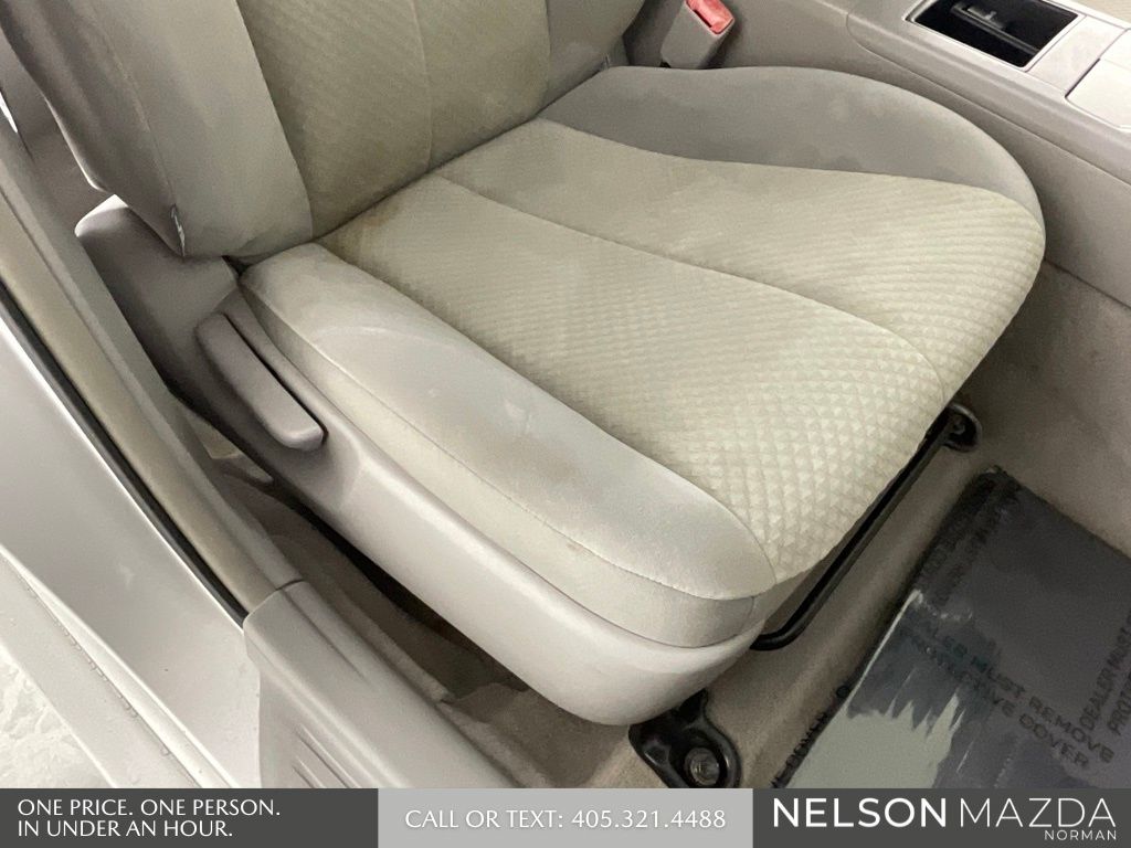 Used 2008 Silver Toyota LE image 27