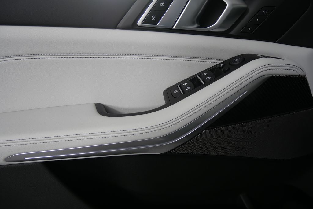 2025 BMW X5 xDrive40i 8