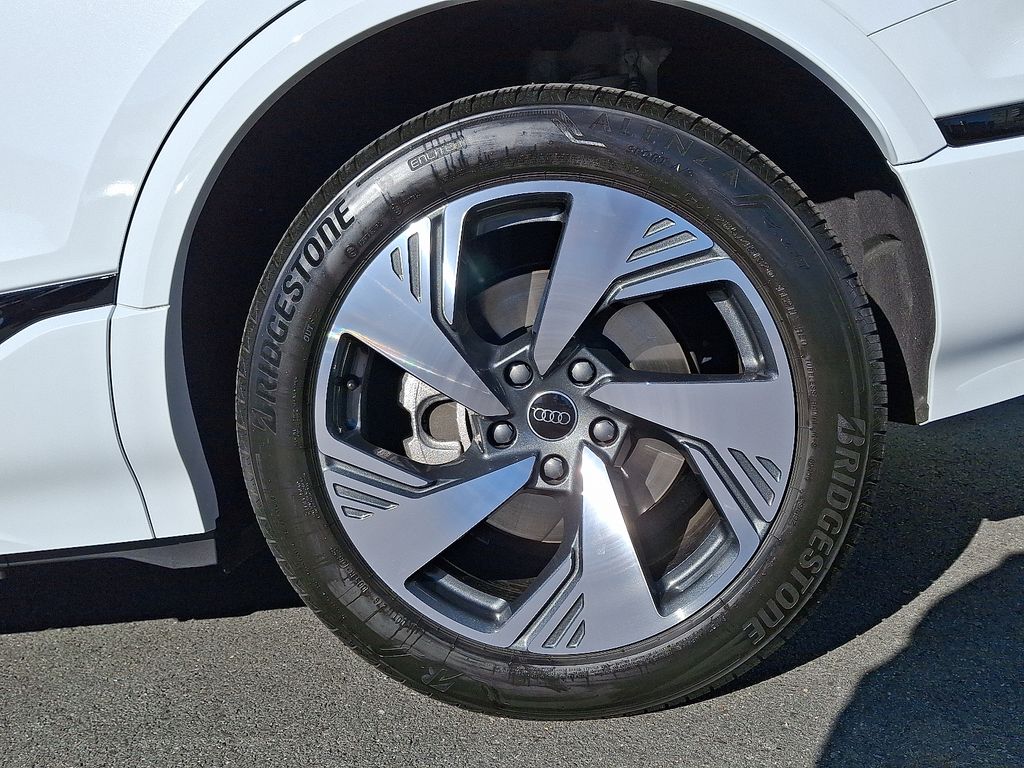 Thumbnail: 2025 Audi Q6 e-tron - 7