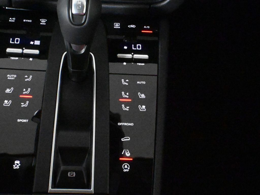 Thumbnail: 2026 Porsche Macan - 25