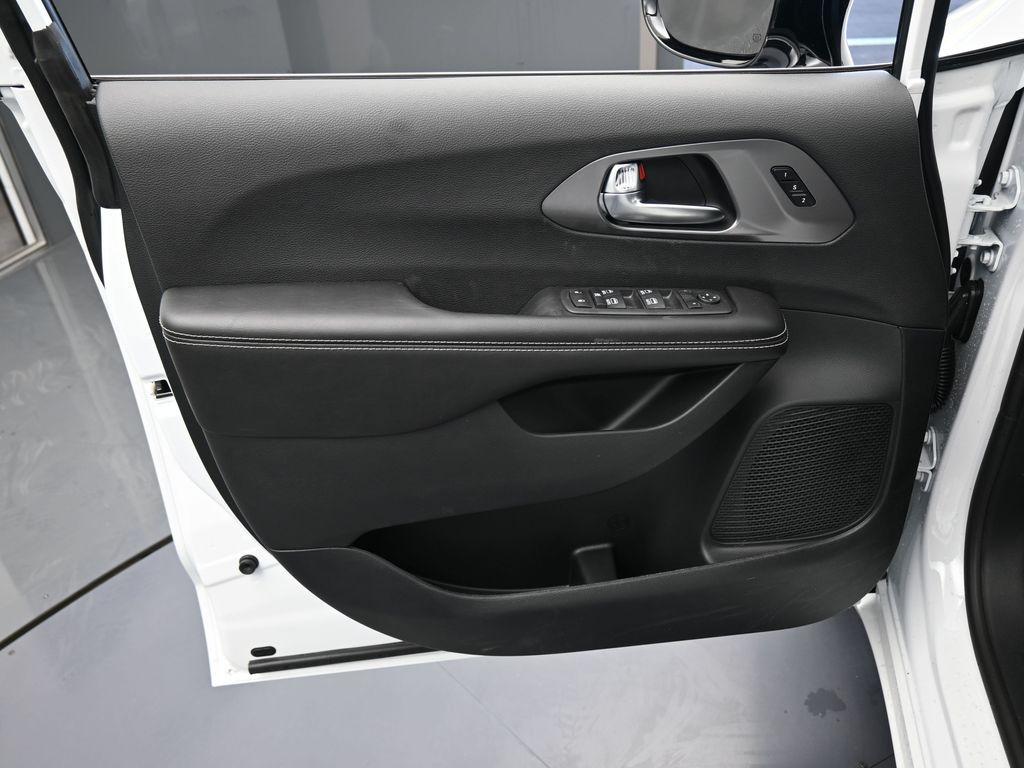 New 2026 Bright White Clearcoat Chrysler Select image 12