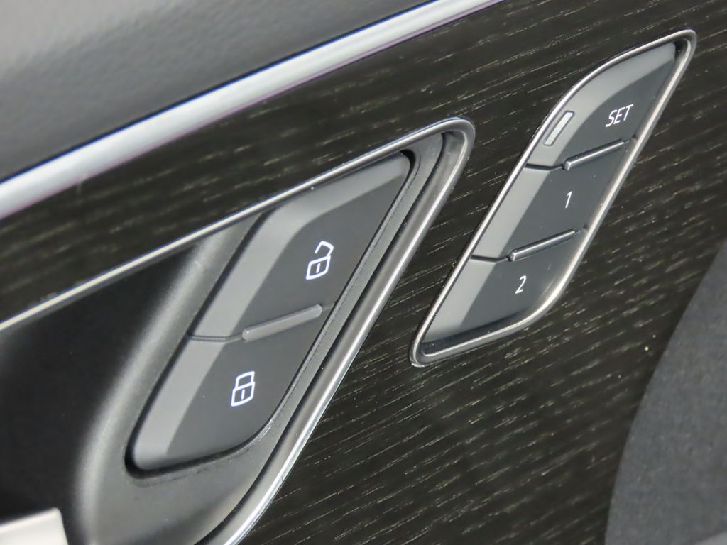 Thumbnail: 2025 Audi Q8 - 29