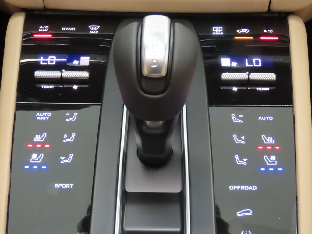 Thumbnail: 2026 Porsche Macan - 27