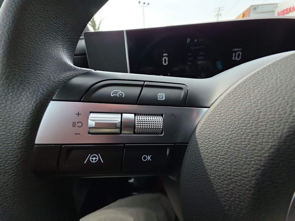 Used 2025 Green Hyundai SEL image 34